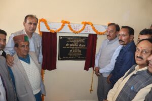 शिलाई विधानसभा क्षेत्र की ग्राम पंचायत झकाण्डों में 1 करोड़ 14 लाख से निर्माणाधीन पंचायत भवन की 52 लाख से नवनिर्मित धरातल मंज़िल का लोकार्पण करते उद्योगमंत्री हर्षवर्धन चौहान
