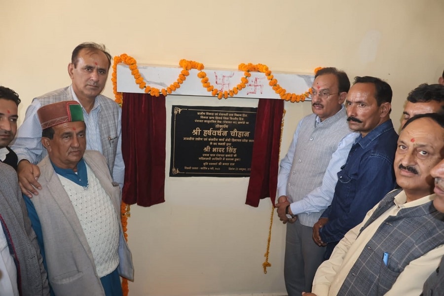 शिलाई विधानसभा क्षेत्र की ग्राम पंचायत झकाण्डों में 1 करोड़ 14 लाख से निर्माणाधीन पंचायत भवन की 52 लाख से नवनिर्मित धरातल मंज़िल का लोकार्पण करते उद्योगमंत्री हर्षवर्धन चौहान