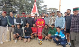 विजेता और उपविजेता टीमों के साथ विधायक रीना कश्यप व अन्य