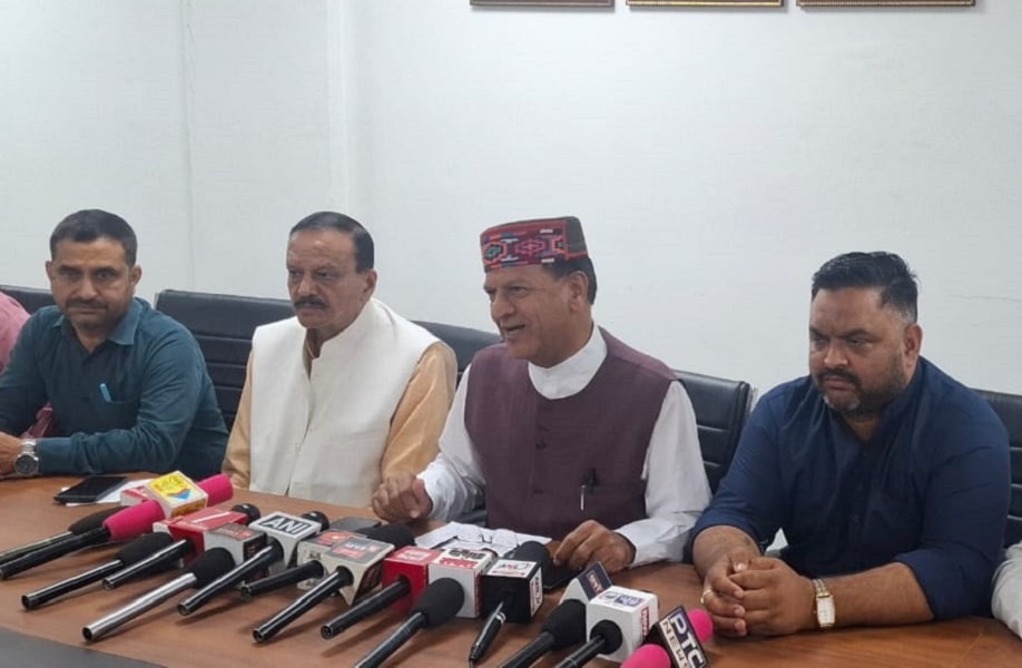 नाहन में पत्रकारवार्ता करते भाजपा प्रदेशाध्यक्ष डॉ राजीव बिंदल