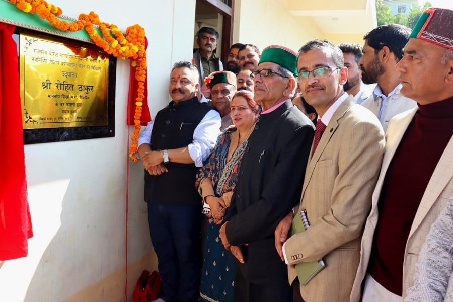 भनोग स्कूल के नव निर्मित विज्ञान प्रयोगशाला भवन का लोकार्पण करते शिक्षा मंत्री रोहित ठाकुर