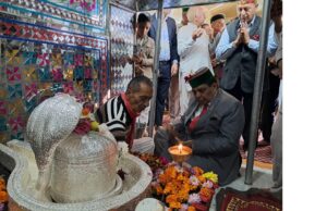 भुरेश्वर मंदिर में पूजा अर्चना करते स्वास्थ्य मंत्री डाॅ• (कर्नल) धनी राम शांडिल