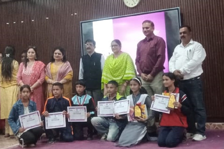 एक दिवसीय जिला स्तरीय रंगोत्सव में विजेता