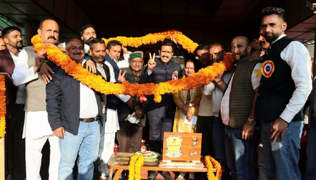 लोक निर्माण मंत्री विक्रमादित्य सिंह का गर्मजोशी के साथ स्वागत करते ब्लोक कांग्रेस राजगढ़ के कार्यकर्ता