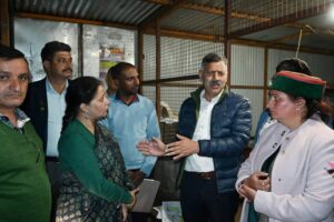 अधिकारीयों से बात चीत करते नगर एवं ग्राम योजना, आवास तथा तकनीकी शिक्षा मंत्री राजेश धर्मानी