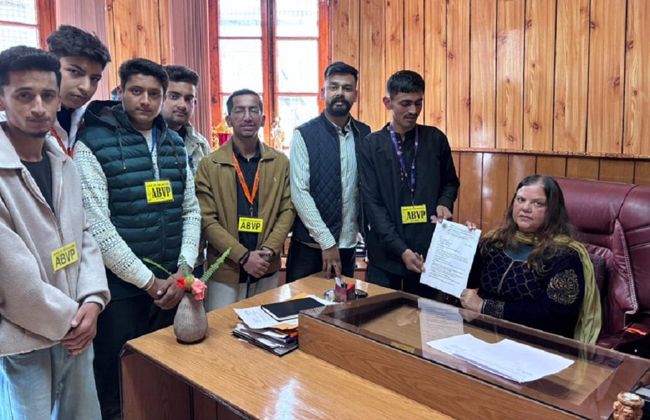 प्राचार्य के माध्यम से मुख्यमंत्री को सौंपा ज्ञापन सोंपते अखिल भारतीय विद्यार्थी परिषद के सदस्य