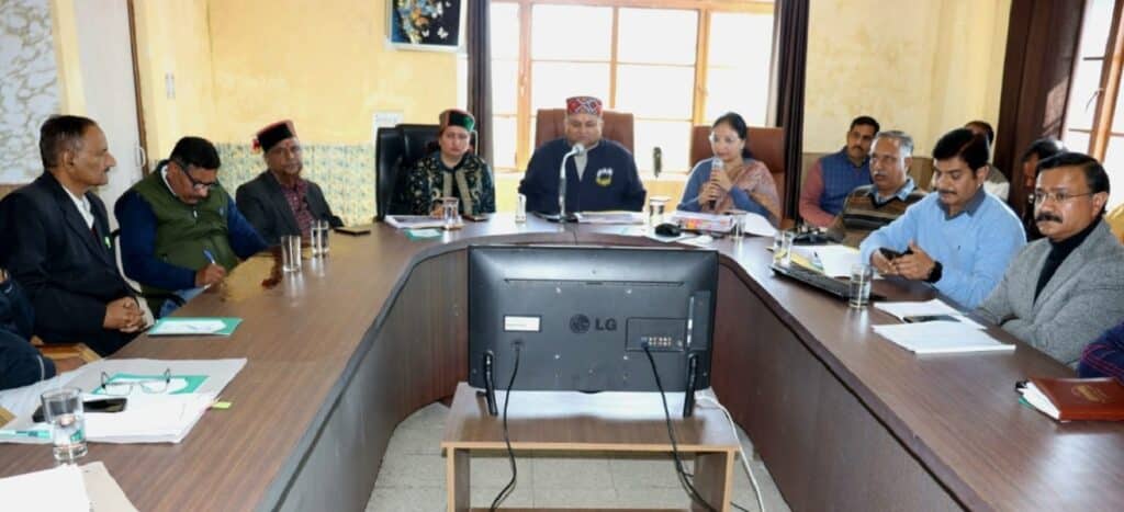 विधान सभा उपाध्यक्ष विनय कुमार उपमंडल पच्छाद के सराहाँ में विकासात्मक कार्यों तथा शिकायत निवारण समिति की बैठक की अध्यक्षता करते हुए