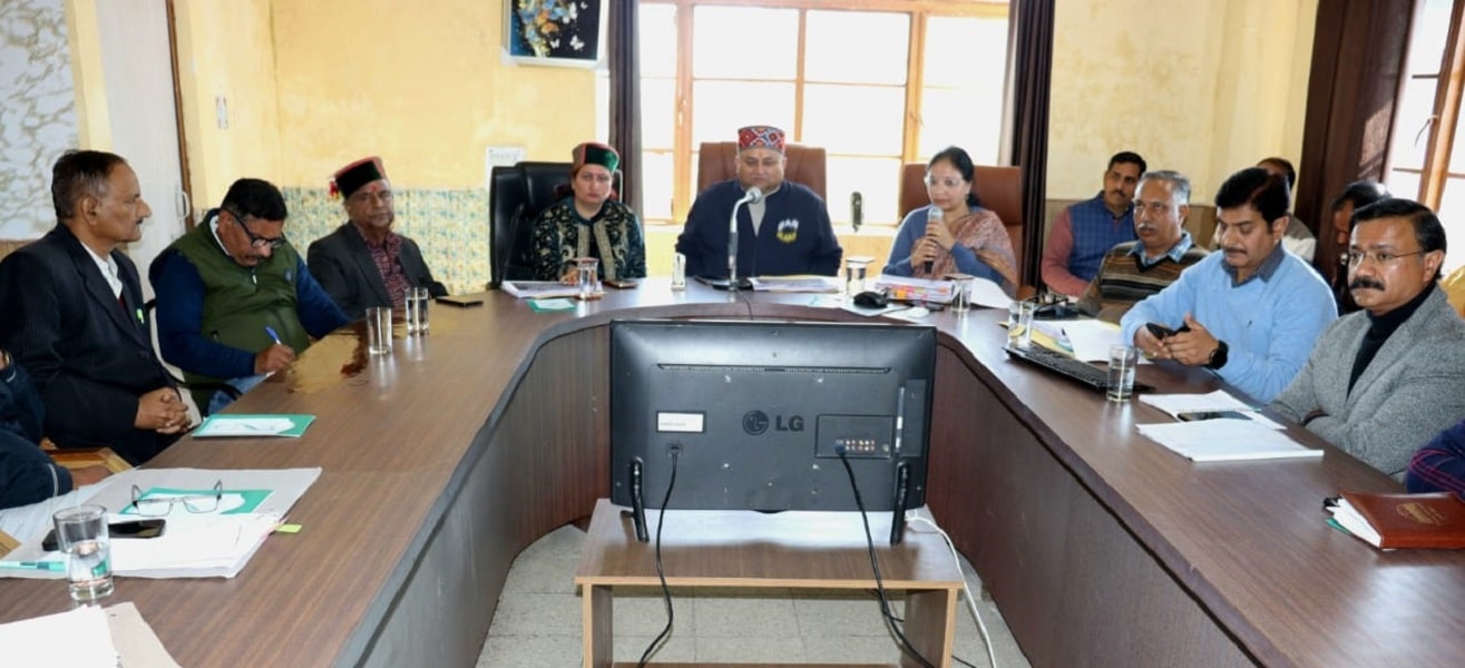 विधान सभा उपाध्यक्ष विनय कुमार उपमंडल पच्छाद के सराहाँ में विकासात्मक कार्यों तथा शिकायत निवारण समिति की बैठक की अध्यक्षता करते हुए