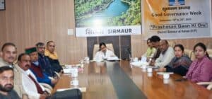 उपायुक्त सिरमौर प्रियंका वर्मा बैठक की अध्यक्षता करते हुए