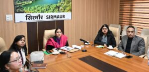 उपायुक्त कार्यालय सभागार में पल्स पोलियो प्रतिरक्षण कार्यक्रम को सफल बनाने के लिए जिला स्तरीय कार्य बल की बैठक को संबोधित करती उपायुक्त सिरमौर प्रियंका वर्मा