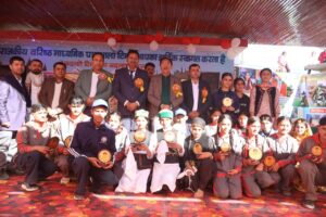 पुरष्कृत छात्र - छात्राओं के साथ उद्योग मंत्री हर्षवर्धन चौहान