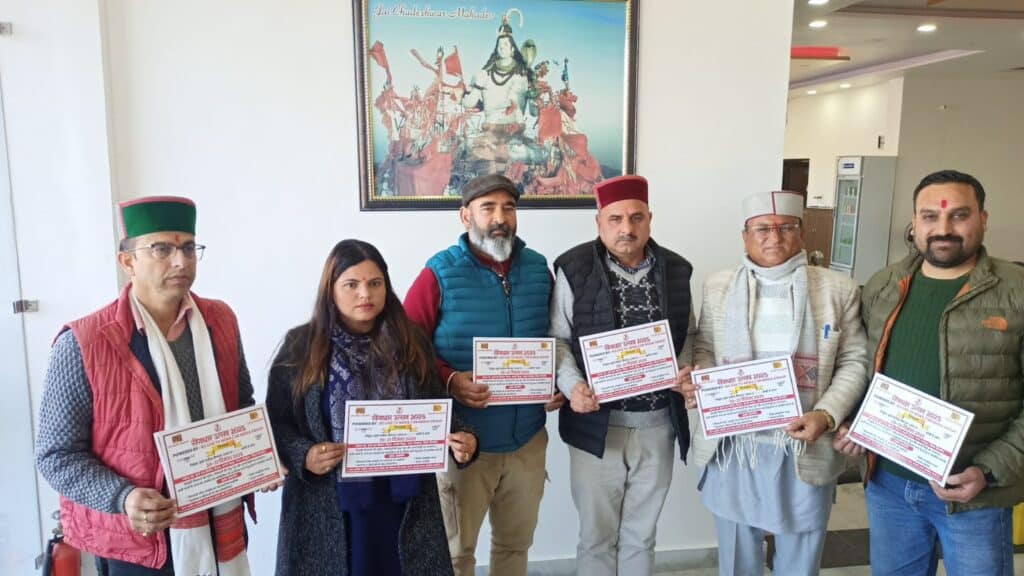 सैनधार उत्सव के लिए आमंत्रण पत्र के साथ कमेटीसदस्य