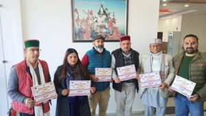 सैनधार उत्सव के लिए आमंत्रण पत्र के साथ कमेटीसदस्य