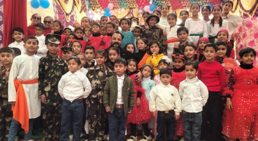 जिला परिषद सदस्य विनय भगनाल ने सनोरा (नोहरी) के गायत्री पब्लिक स्कूल के वार्षिक वितरण समारोह में बच्चों के साथ