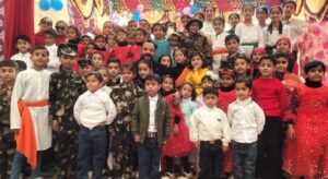 जिला परिषद सदस्य विनय भगनाल ने सनोरा (नोहरी) के गायत्री पब्लिक स्कूल के वार्षिक वितरण समारोह में बच्चों के साथ