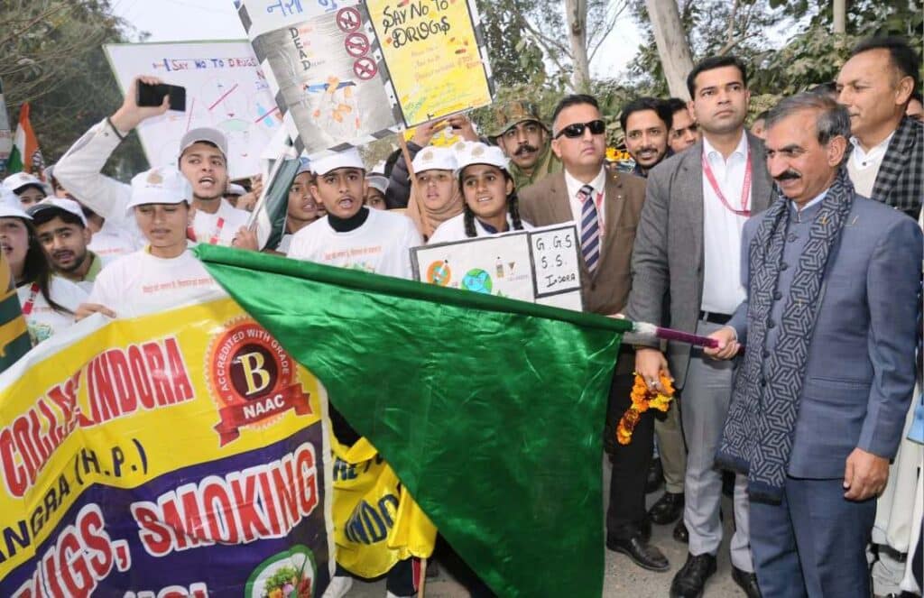 चिट्टा मुक्त हिमाचल थीम से आयोजित कार्यक्रम को हरी झंडी दिखाकर शुभारम्भ करते मुख्यमंत्री