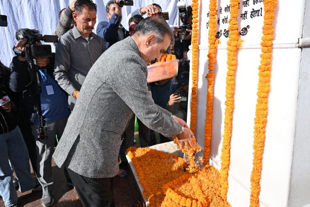 पूर्व प्रधानमंत्री अटल बिहारी बाजपेयी की जयंती पर श्रद्धासुमन अर्पित करते मुख्यमंत्री