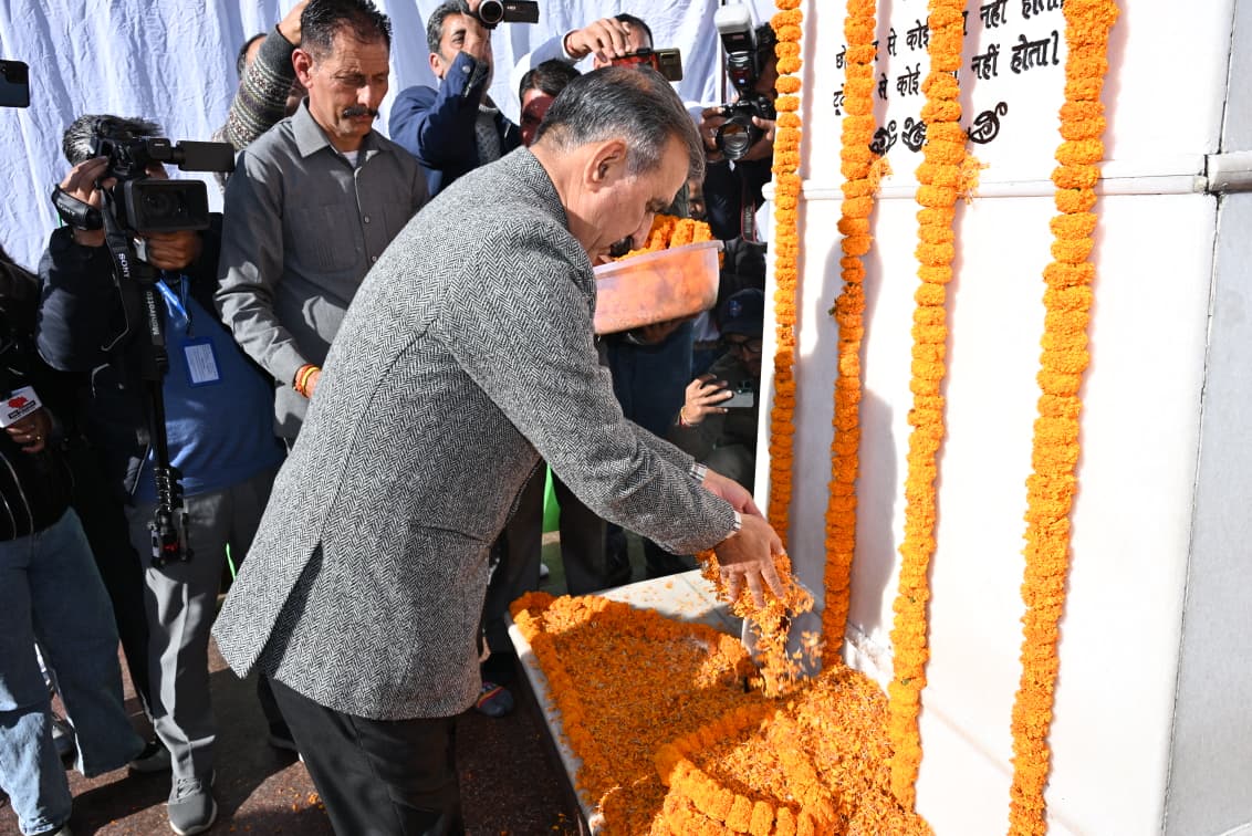 पूर्व प्रधानमंत्री अटल बिहारी बाजपेयी की जयंती पर श्रद्धासुमन अर्पित करते मुख्यमंत्री