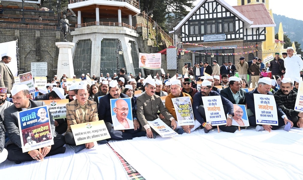 शिमला रिज पर अपने मंत्रिमंडल सहयोगियों के साथ धरने पर बैठे मुख्यमंत्री