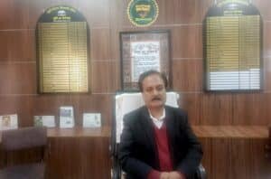 प्रधानमंत्री फसल बीमा योजना के बारे जानकारी देते उप निदेशक कृषि सिरमौर राजकुमार