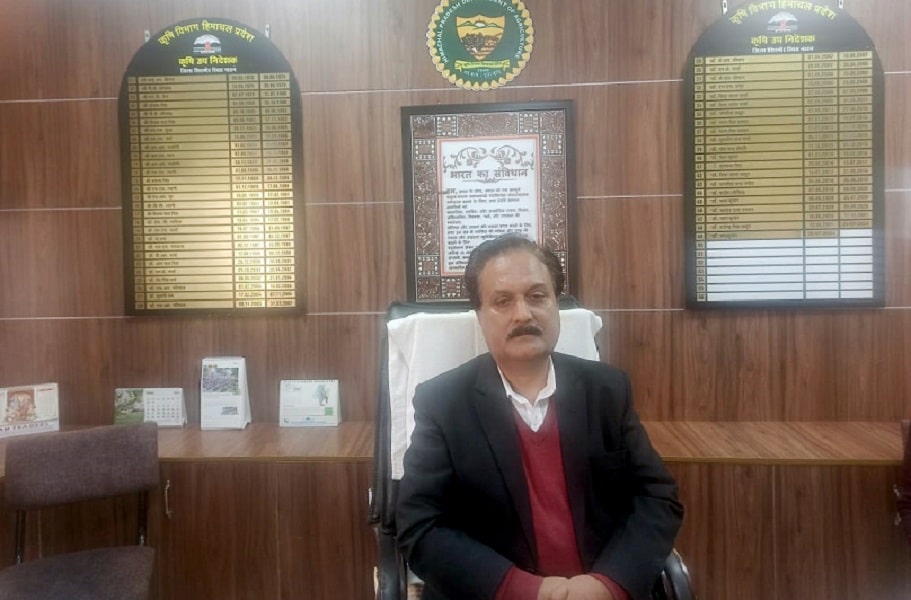 प्रधानमंत्री फसल बीमा योजना के बारे जानकारी देते उप निदेशक कृषि सिरमौर राजकुमार