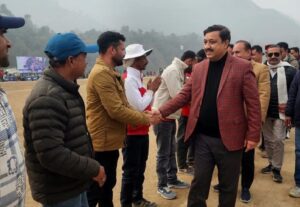 भाजपा के पूर्व प्रदेश अध्यक्ष एवं सांसद सुरेश कश्यप शिलाई विधानसभा क्षेत्र के चांदनी में आयोजित स्वर्गीय संजय ठाकुर मेमोरियल खेल प्रतियोगिता के समापन अवसर पर खिलाडियों से मिलते हुए