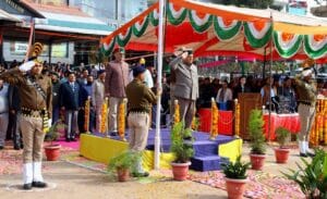 नाहन चौगान में विधानसभा अध्यक्ष कुलदीप सिंह पठानिया भव्य परेड की सलामी लेते हुए