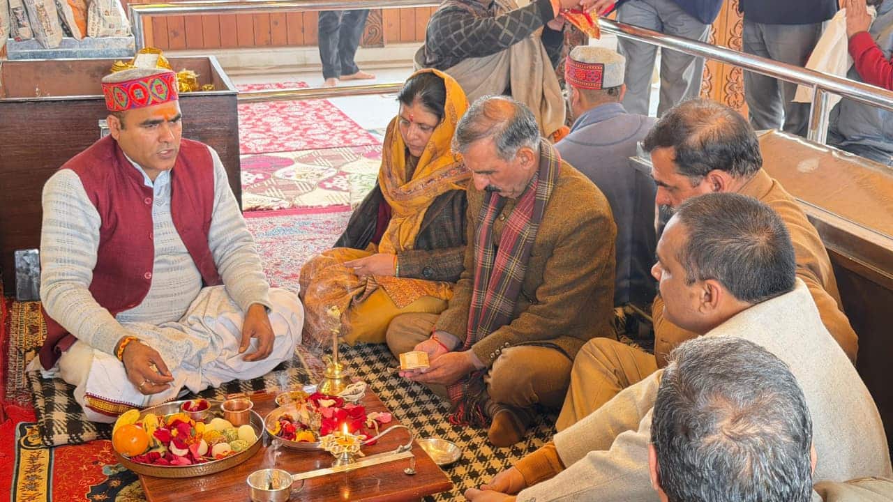शिमला के शोघी स्थित तारा देवी मंदिर में पूजा-अर्चना करते मुख्यमंत्री