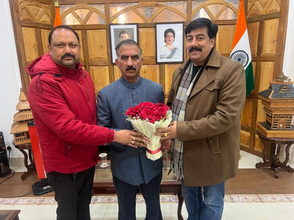 हिमाचल प्रदेश यूनियन ऑफ जर्नलिस्ट के प्रदेश उपाध्यक्ष अनिल ठाकुर ने पत्रकारों की विभिन्न समस्याओं को लेकर कुटलैहड़ विधानसभा क्षेत्र के विधायक विवेक शर्मा के नेतृत्व में मुख्यमंत्री सुखविंदर सिंह सुक्खू से शिष्टाचार भेंट करते