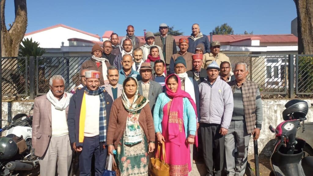 हिमाचल प्रदेश पेंशनर संघ पच्छाद इकाई की मासिक बैठक सभी पदाधिकारी