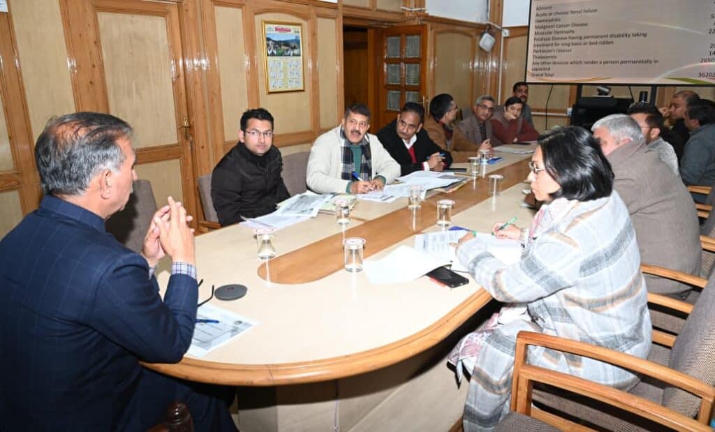 सहारा एवं हिमकेयर योजना की समीक्षा करते मुख्यमंत्री ठाकुर सुखविन्द्र सिंह सुक्खू