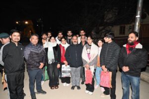 शनिवार देर सायं मालरोड़ शिमला पर पर्यटकों के साथ मुख्यमंत्री ठाकुर सुखविंदर सिंह सुक्खू