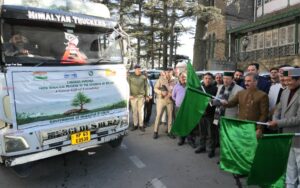 मुख्यमंत्री ठाकुर सुखविन्द्र सिंह सुक्खू वाहन को हरी झंडी दिखाकर भूटान को रवाना करते हुए