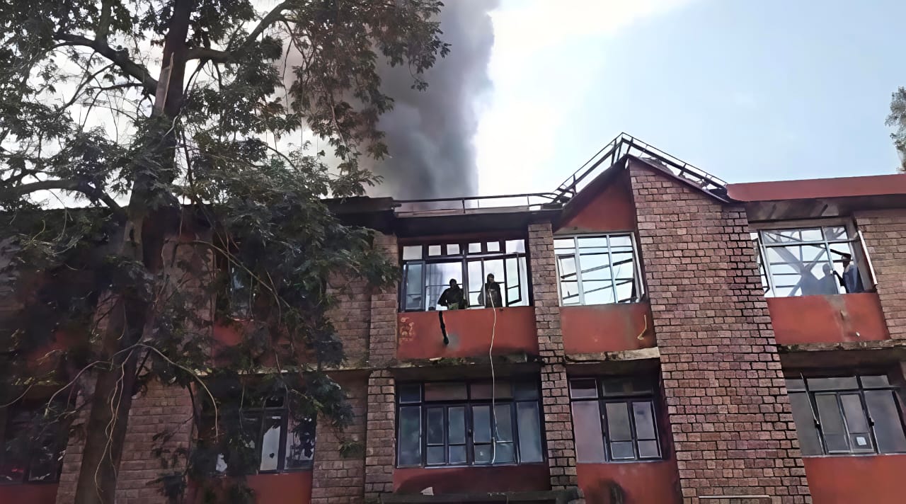 सैनिक स्कुल भवन से उठता धुंआ