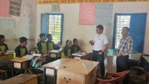 अपना विद्यालय“ योजना के तहत हर माह अपने निर्धारित स्कूलों में जाकर बच्चों से संवाद करते अधिकारी