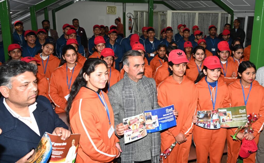 बच्चों की यात्रा पर आधारित ‘सपनों की उड़ान’ पुस्तिका का विमोचन करते मुख्यमंत्री