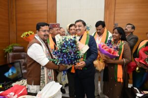 भाजपा के नवनियुक्त राष्ट्रीय अध्यक्ष नितिन नबीन को दिल्ली स्थित भाजपा राष्ट्रीय कार्यालय में बधाई देते हुए सांसद सुरेश कश्यप