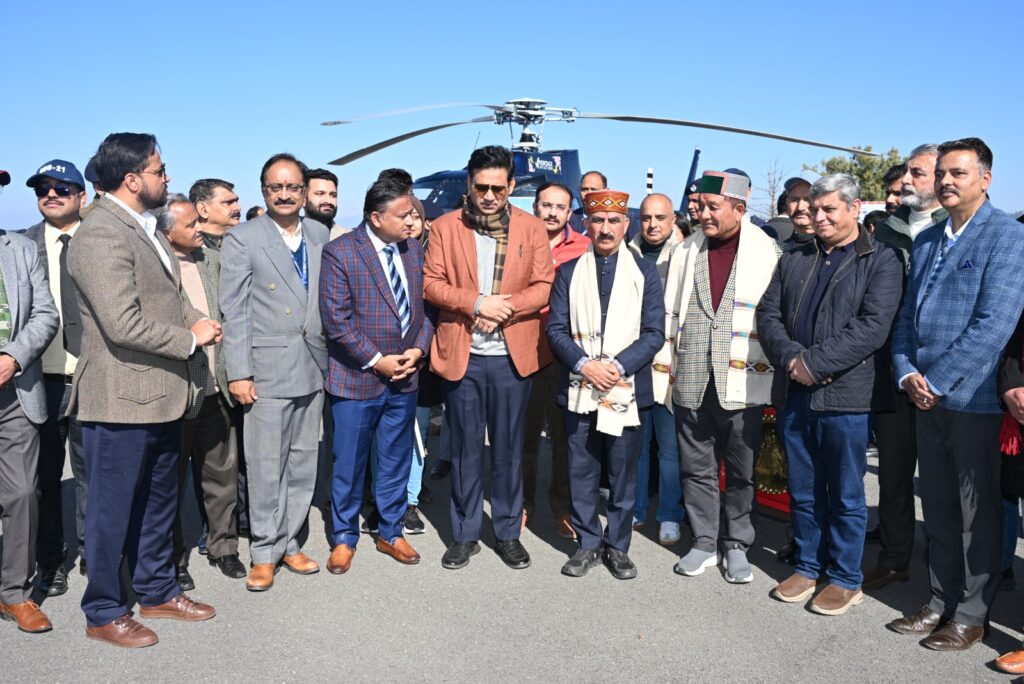 शिमला के संजौली हेलीपोर्ट से हेलीकॉप्टर सेवाओं का शुभारम्भ करने के बाद मुख्यमंत्री व् अन्य