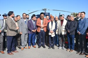 शिमला के संजौली हेलीपोर्ट से हेलीकॉप्टर सेवाओं का शुभारम्भ करने के बाद मुख्यमंत्री व् अन्य