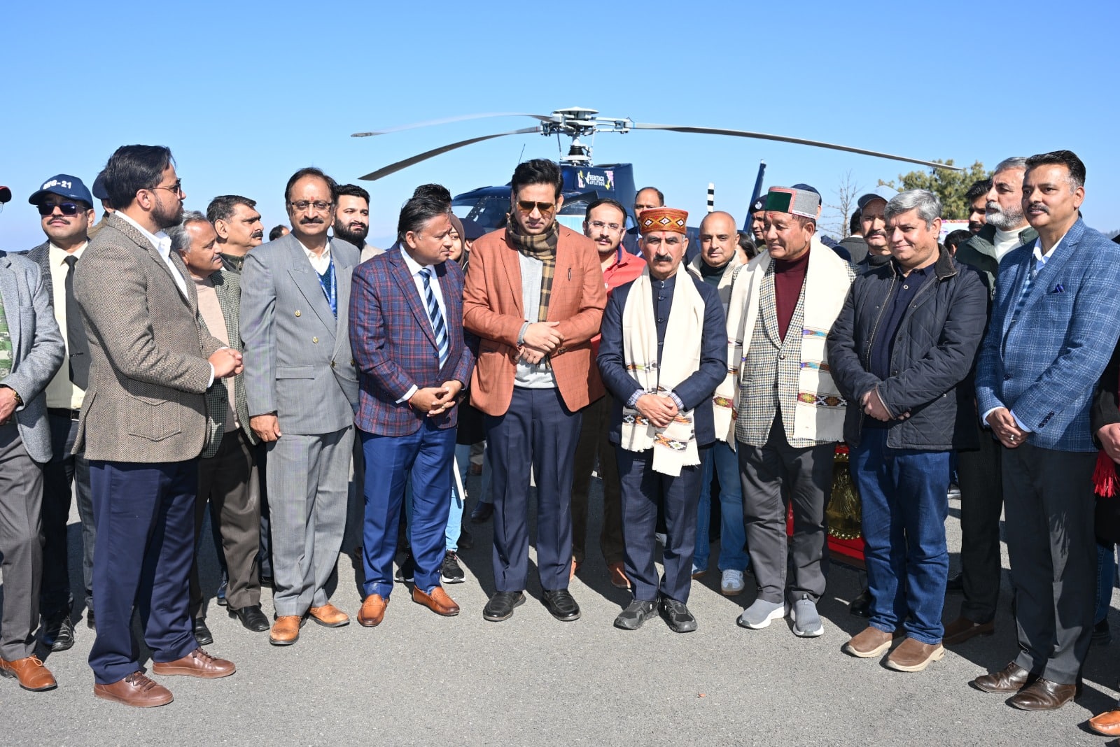 शिमला के संजौली हेलीपोर्ट से हेलीकॉप्टर सेवाओं का शुभारम्भ करने के बाद मुख्यमंत्री व् अन्य
