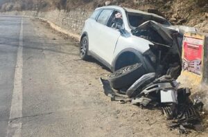 हिमाचल प्रदेश के जिला कुल्लू में चंडीगढ़–मनाली नेशनल हाईवे पर दर्दनाक सड़क हादसे में क्षतिग्रस्त कार
