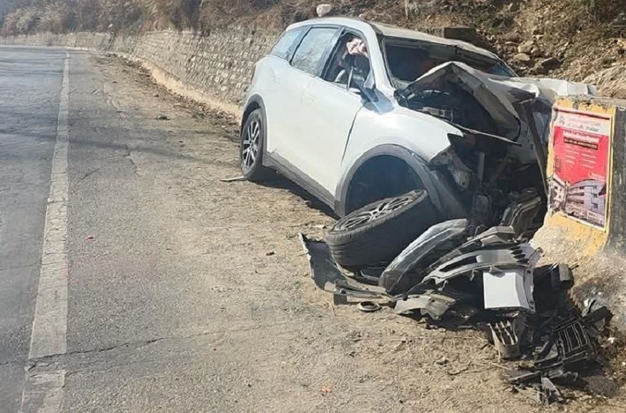 हिमाचल प्रदेश के जिला कुल्लू में चंडीगढ़–मनाली नेशनल हाईवे पर दर्दनाक सड़क हादसे में क्षतिग्रस्त कार