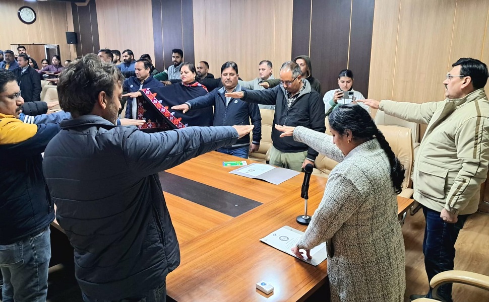 राष्ट्रीय मतदाता दिवस के अवसर पर उपायुक्त कार्यालय में उपस्थित अधिकारियों एवं कर्मचारियों को मतदाता शपथ दिलाती उपायुक्त सिरमौर प्रियंका वर्मा