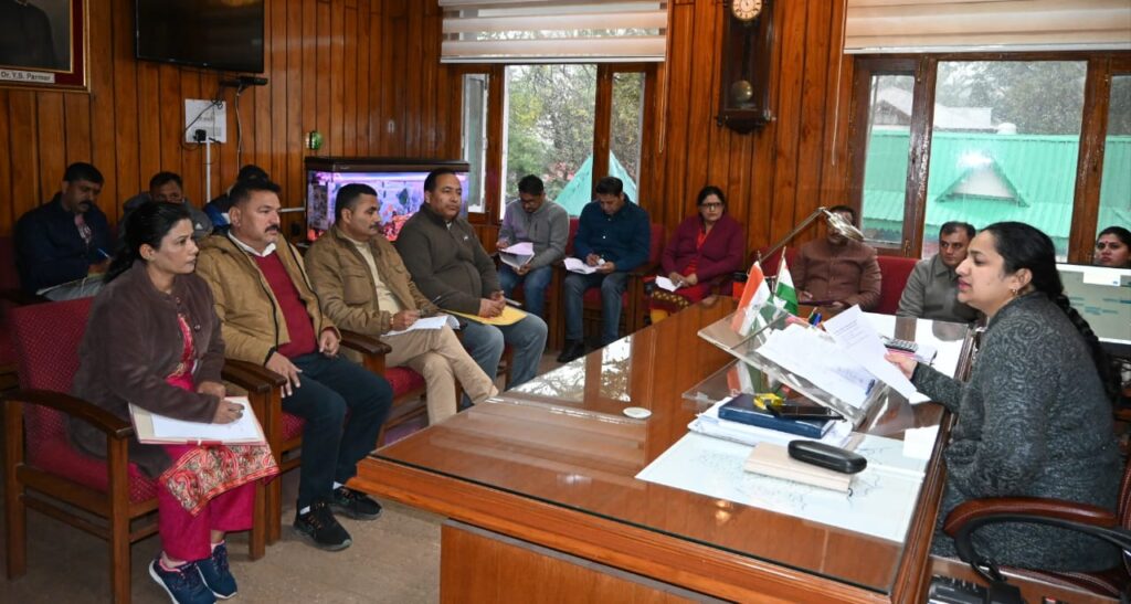 सड़क सुरक्षा समिति की मासिक बैठक की अध्यक्षता करते हुए उपायुक्त सिरमौर प्रियंका वर्मा