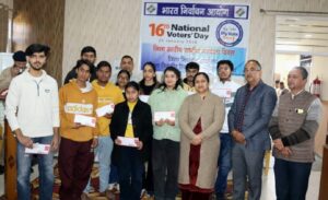 नए पंजीकृत मतदाताओं को फोटो युक्त पहचान पत्र प्रदान के बाद ग्रुप फोटो में उपायुक्त सिरमौर