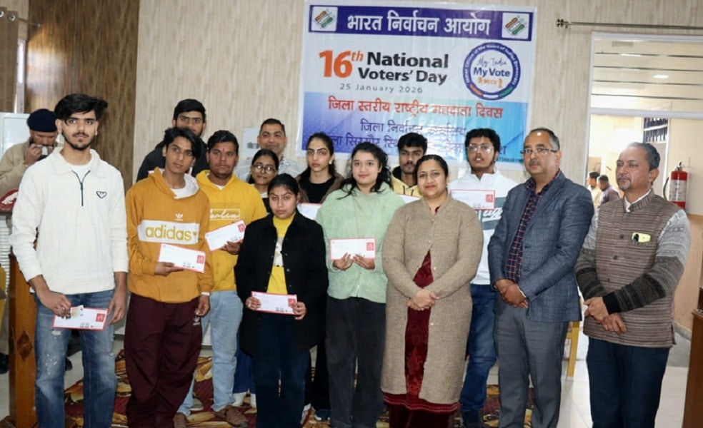 नए पंजीकृत मतदाताओं को फोटो युक्त पहचान पत्र प्रदान के बाद ग्रुप फोटो में उपायुक्त सिरमौर