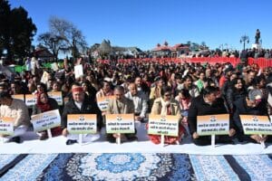 शिमला के ऐतिहासिक रिज मैदान में महात्मा गांधी राष्ट्रीय ग्रामीण रोज़गार गारंटी अधिनियम (मनरेगा) का नाम बदलने पर उपवास पर बैठे कांग्रेसी नेता