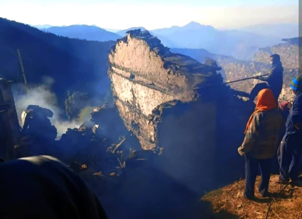 भीषण आगजनी से जला घर