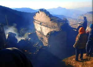 भीषण आगजनी से जला घर