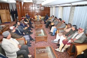 महामहिम राज्यपाल से बातचीत करता भाजपा विधायक दल